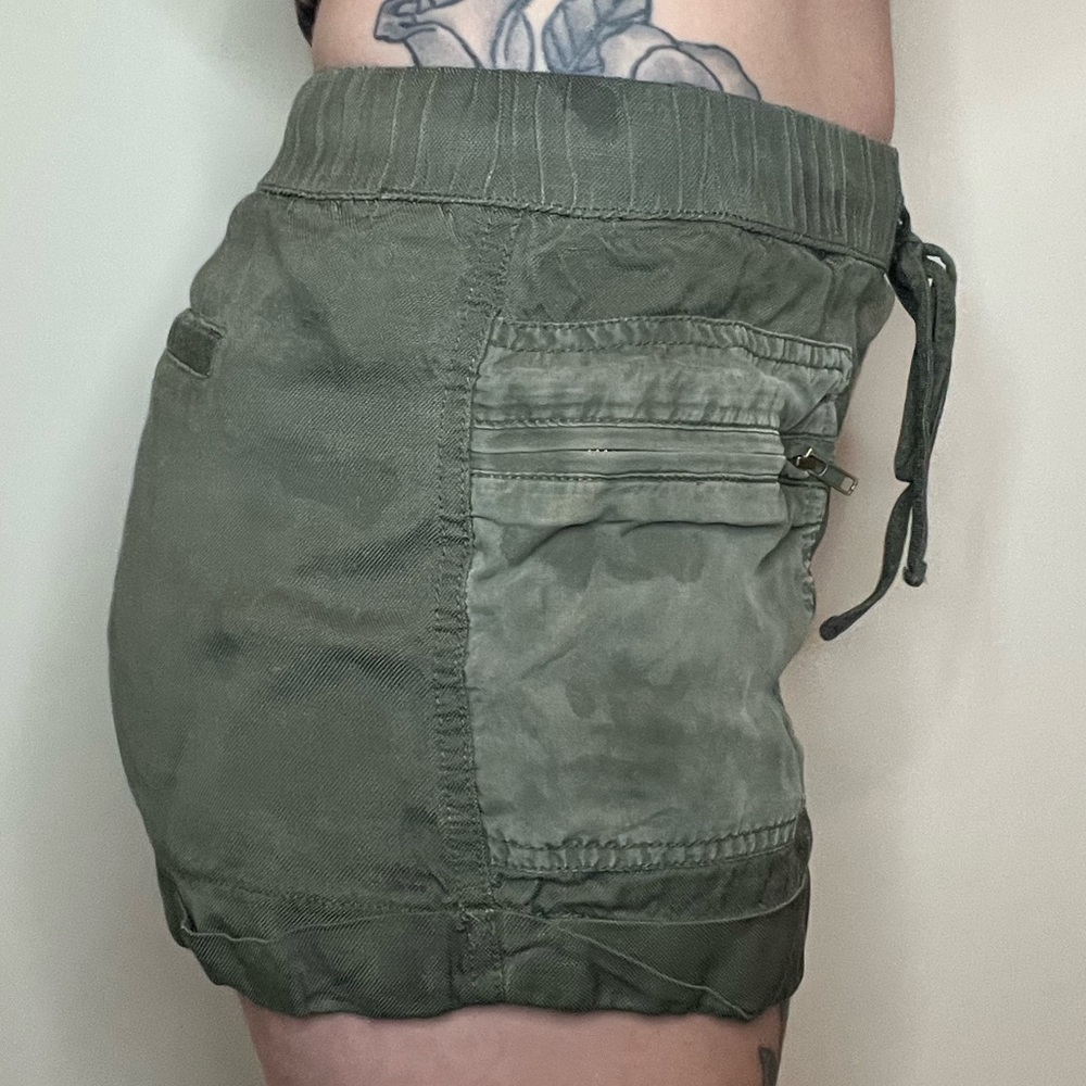 Shorts - Picture 3 of 5